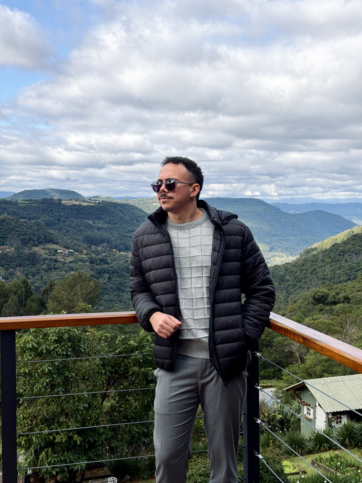 Esrom Gabriel em uma paisagem de montanhas
