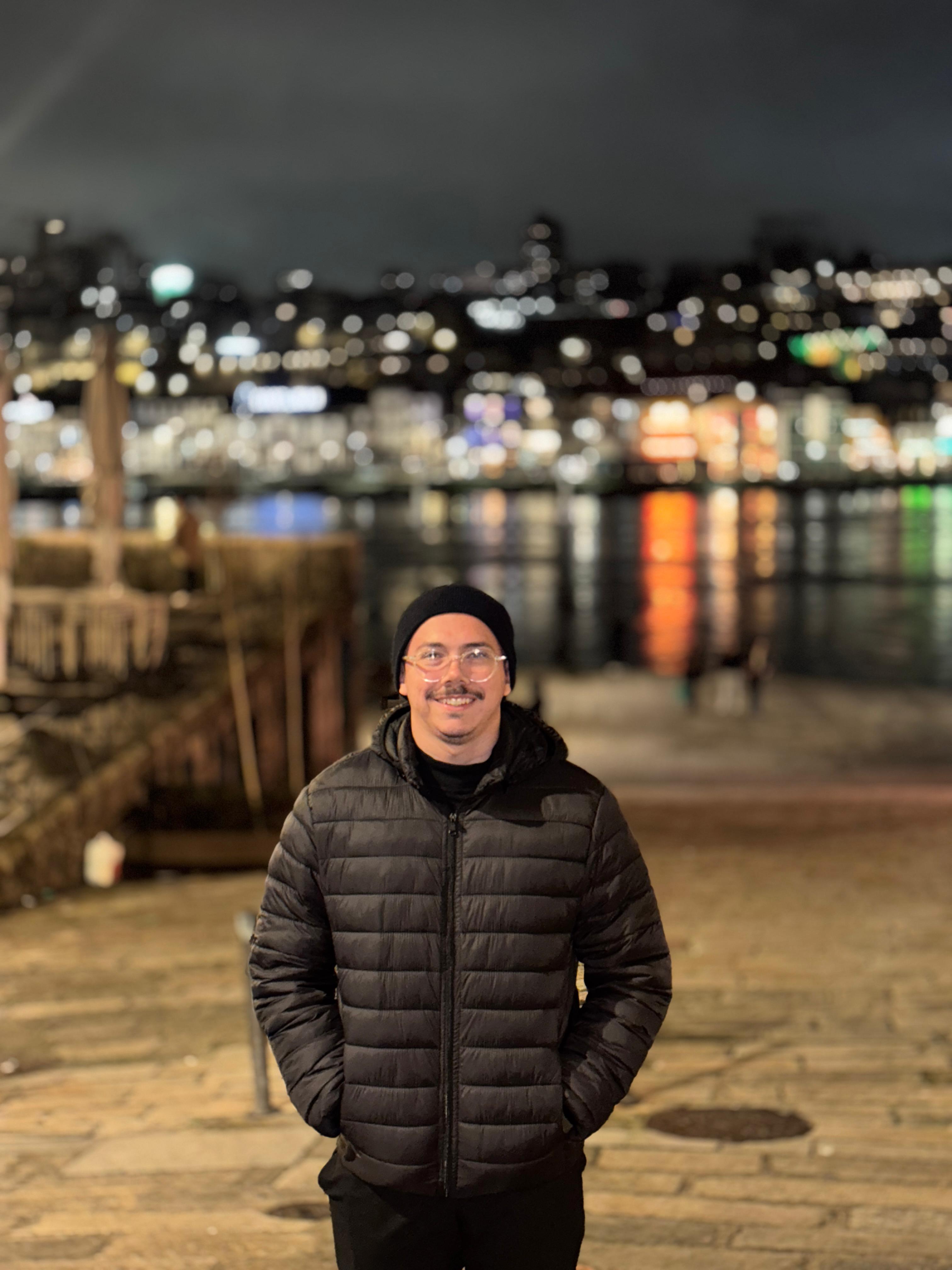 Esrom Gabriel à noite à beira do rio no Porto