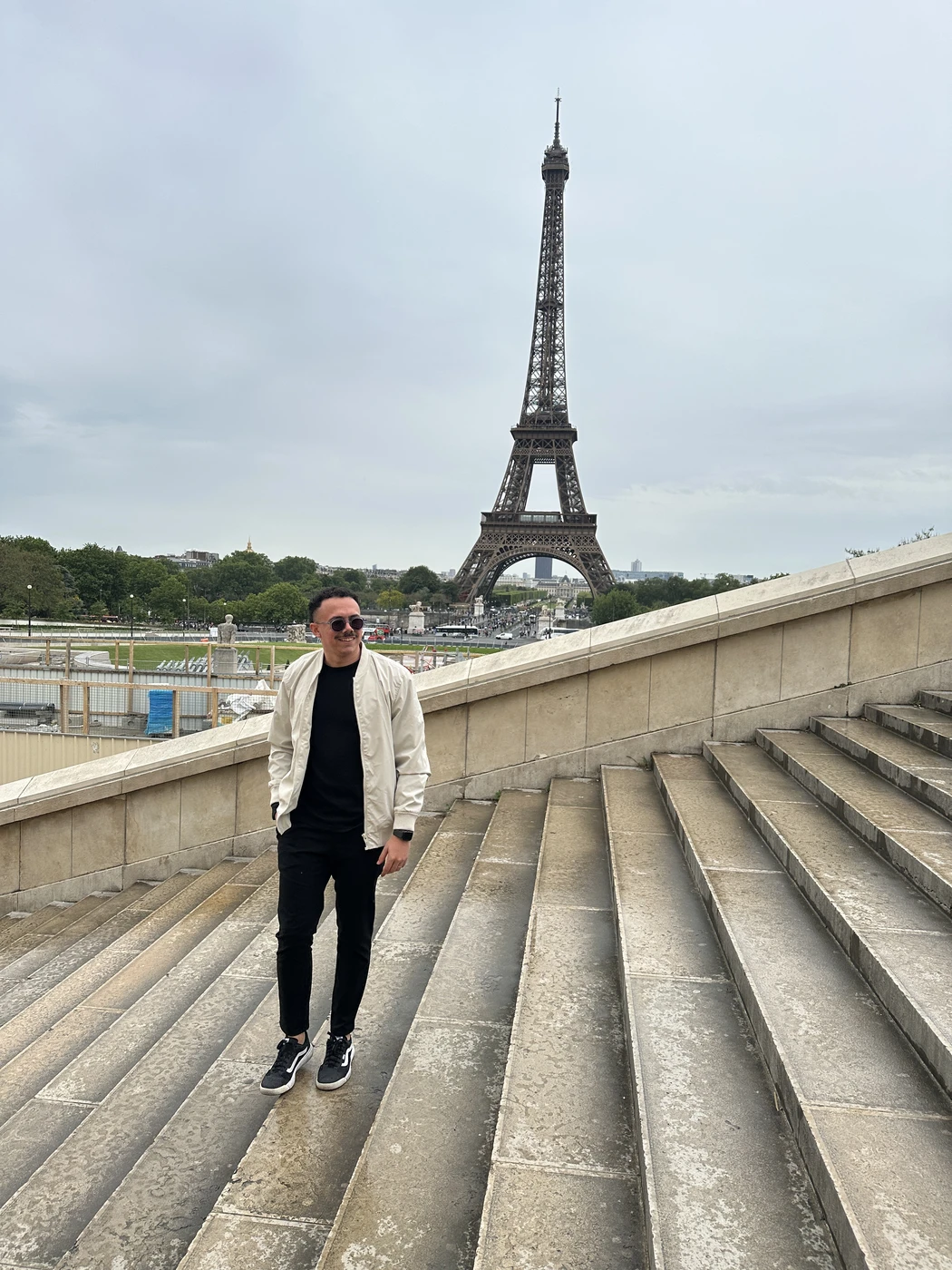 Esrom em Paris com a Torre Eiffel